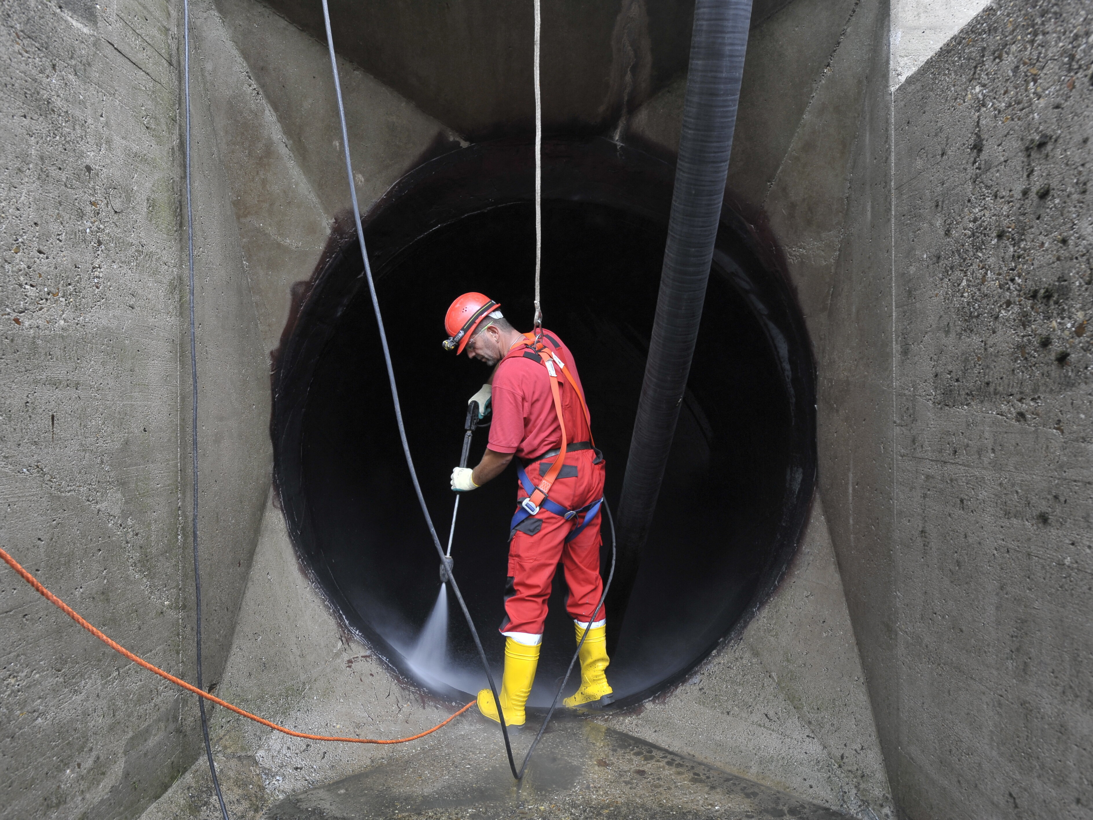 Canal Control Mitarbeiter bei Arbeiten an einem Deichsiel