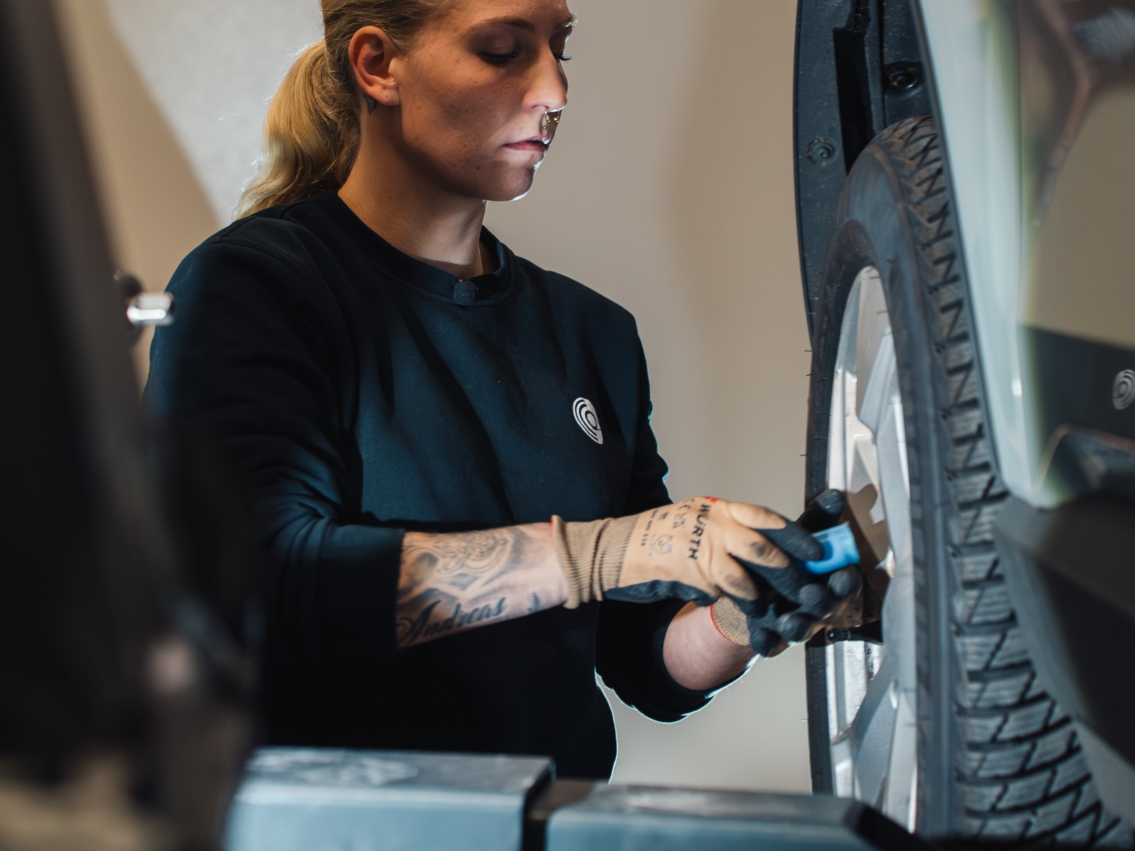 Michelle in der Werkstatt bei Canal Control