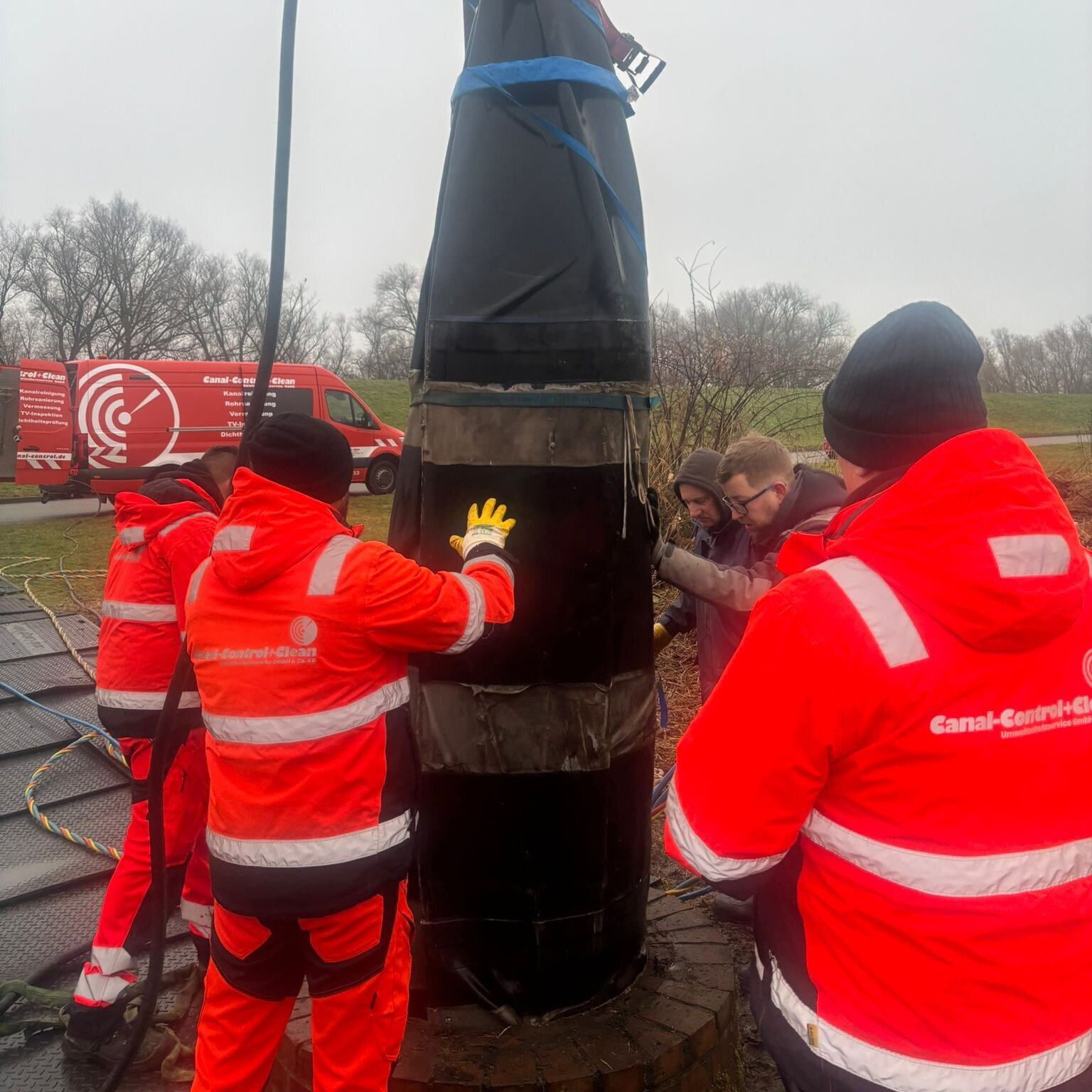 Canal Control Mitarbeiter beim Einsetzen einer Absperrblase in den Kanal