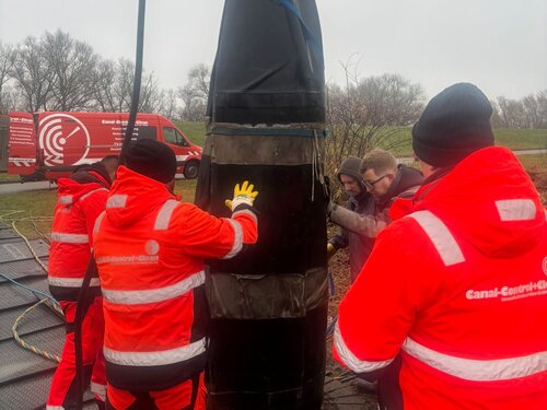 Canal Control Mitarbeiter beim Einsetzen einer Absperrblase in den Kanal auf einer Baustelle