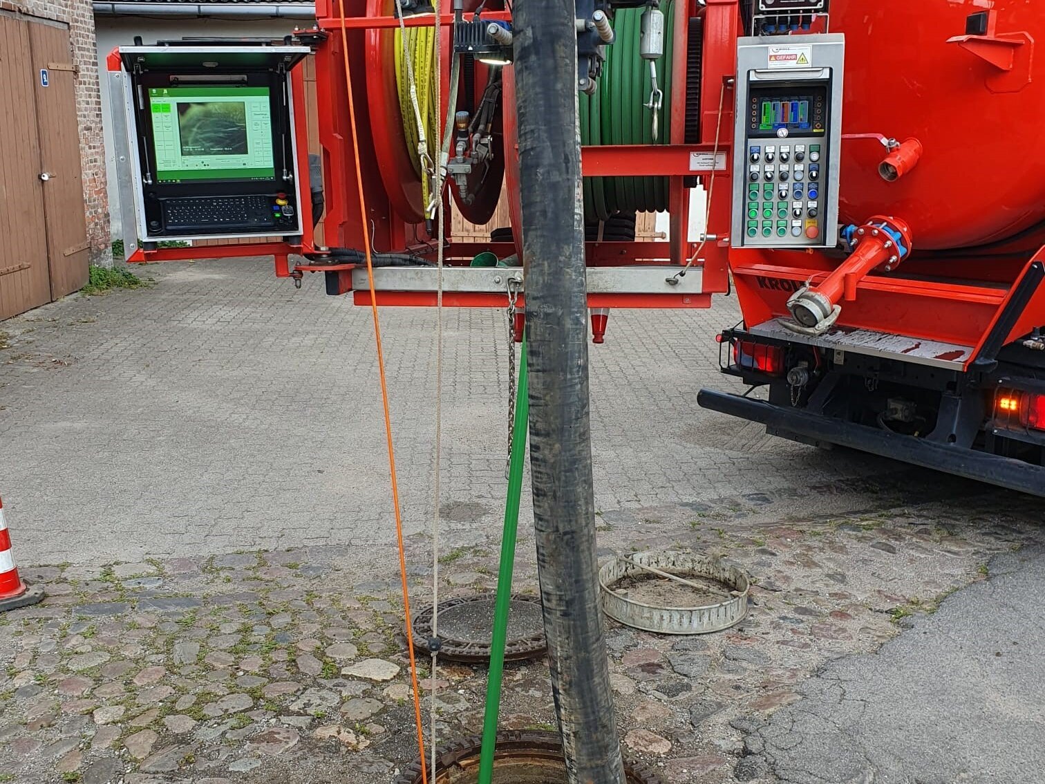 Canal Control Fahrzeug mit sehender Düse im Einsatz