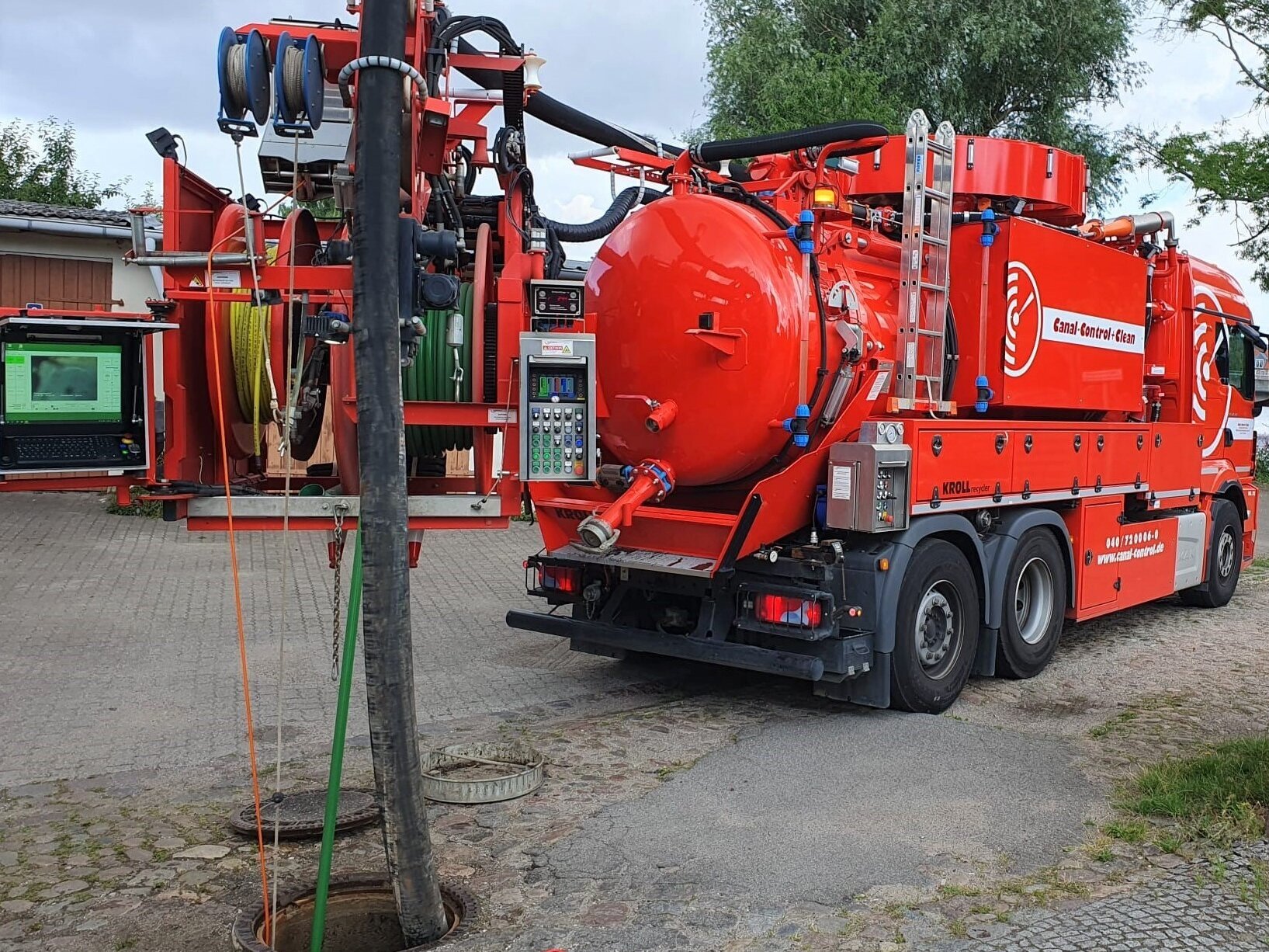 Canal Control Fahrzeug mit sehender Düse auf Baustelle