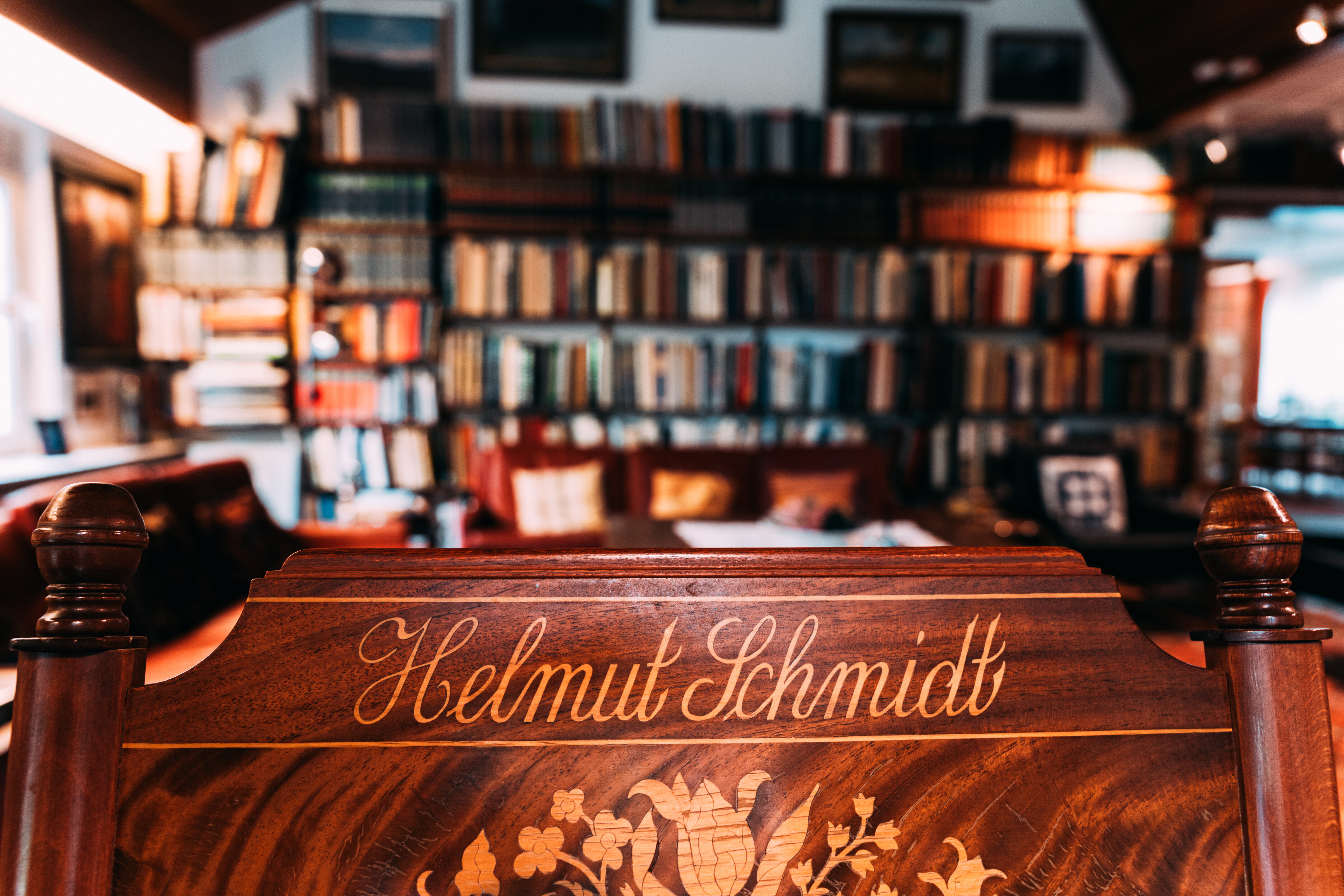 Stuhl im Wohnzimmer Helmut und Loki Schmidt Haus Sanierungsmaßnahme 