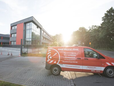 TV Inspektionsfahrzeug von Canal Control vor dem Bürogebäude