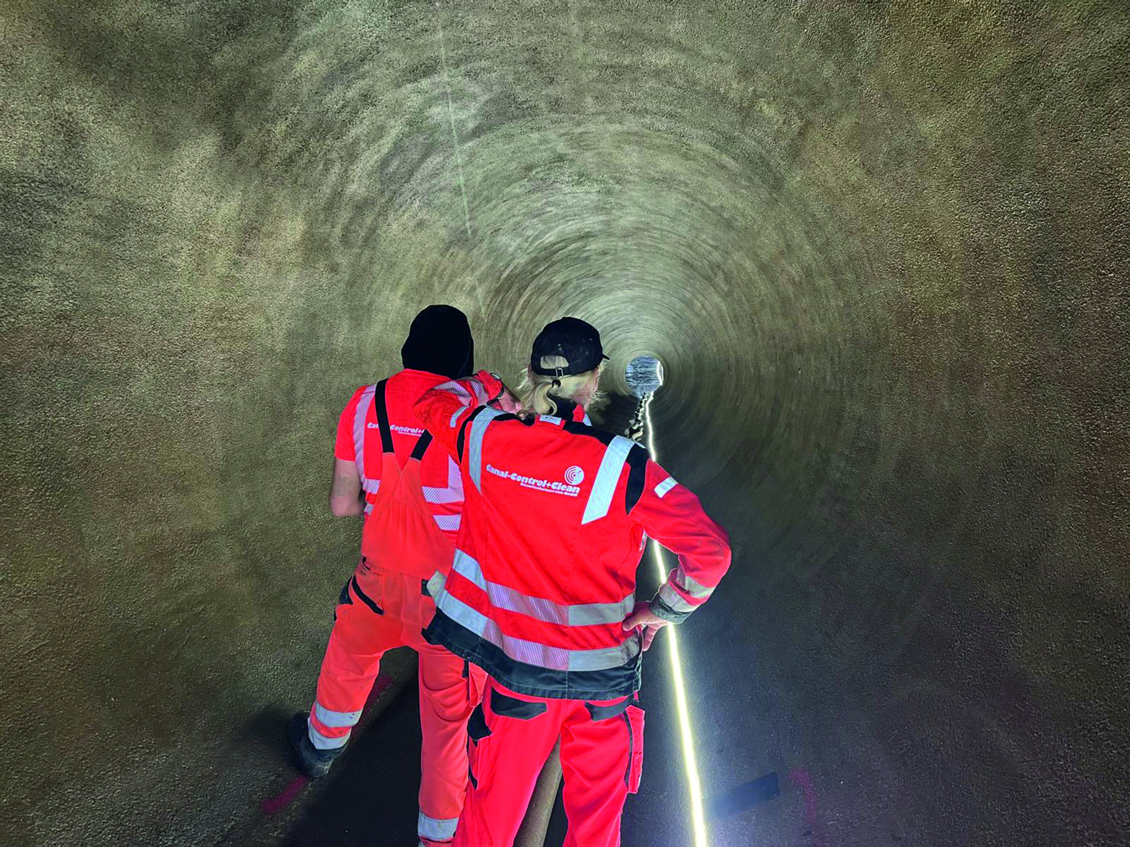 Canal Control Mitarbeiter von hinten in einem Düker